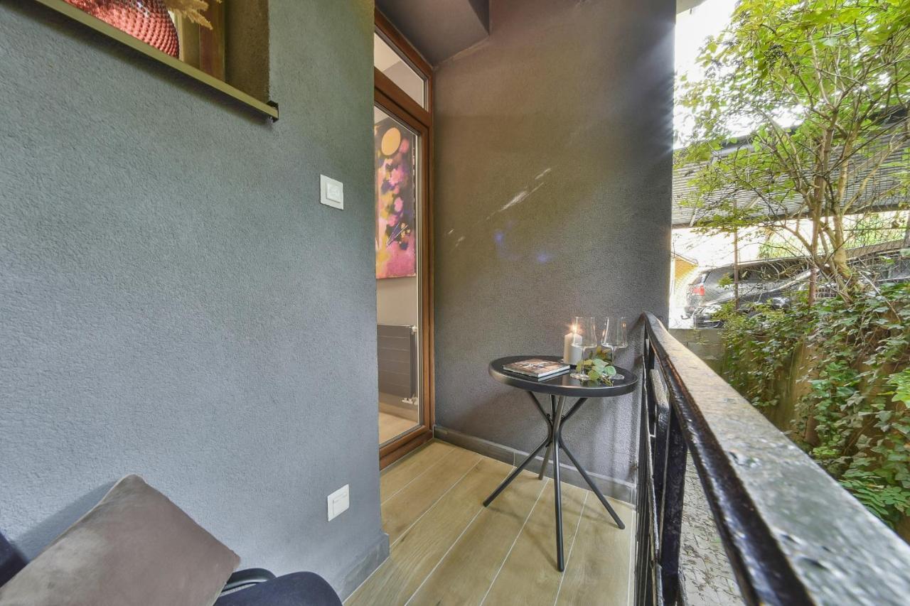 Chalupku: Luxe Central Apartment with Parking & Balcony Banska Bystrica Exterior photo