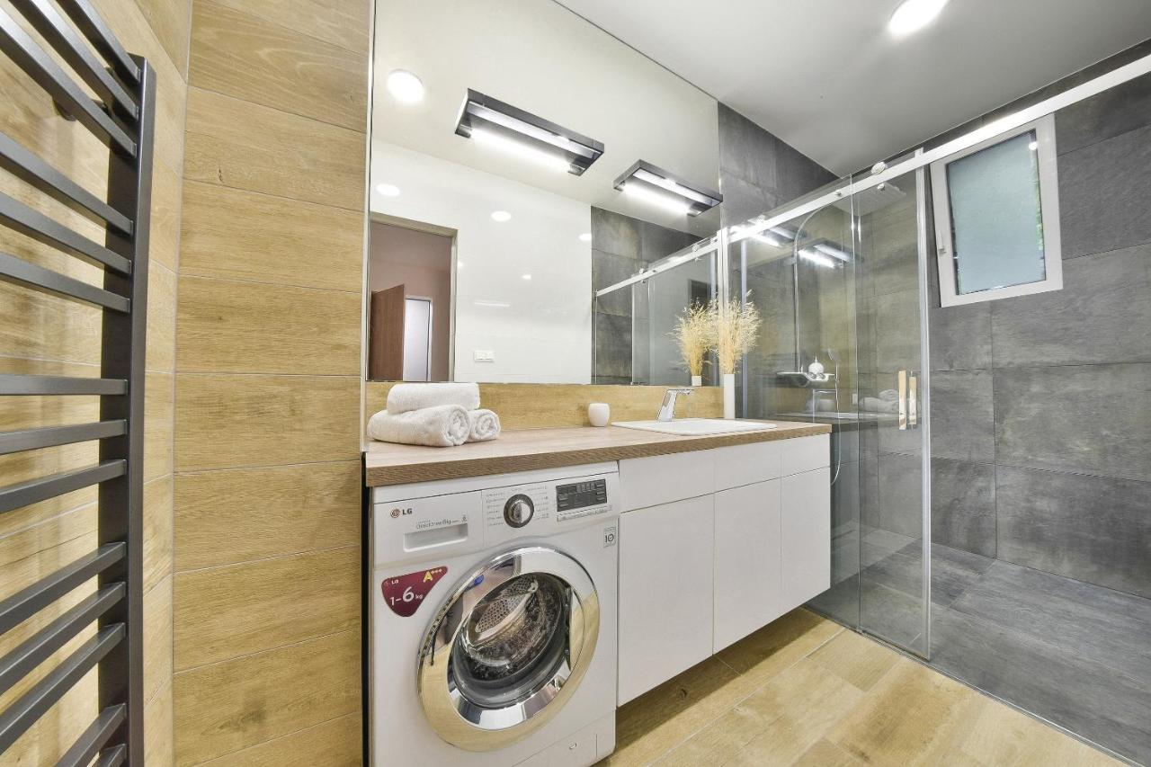 Chalupku: Luxe Central Apartment with Parking & Balcony Banska Bystrica Exterior photo