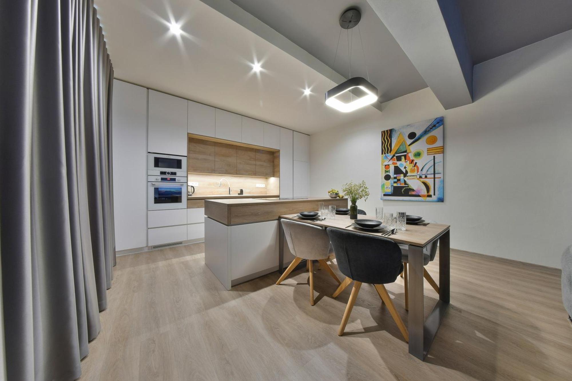 Chalupku: Luxe Central Apartment with Parking & Balcony Banska Bystrica Exterior photo