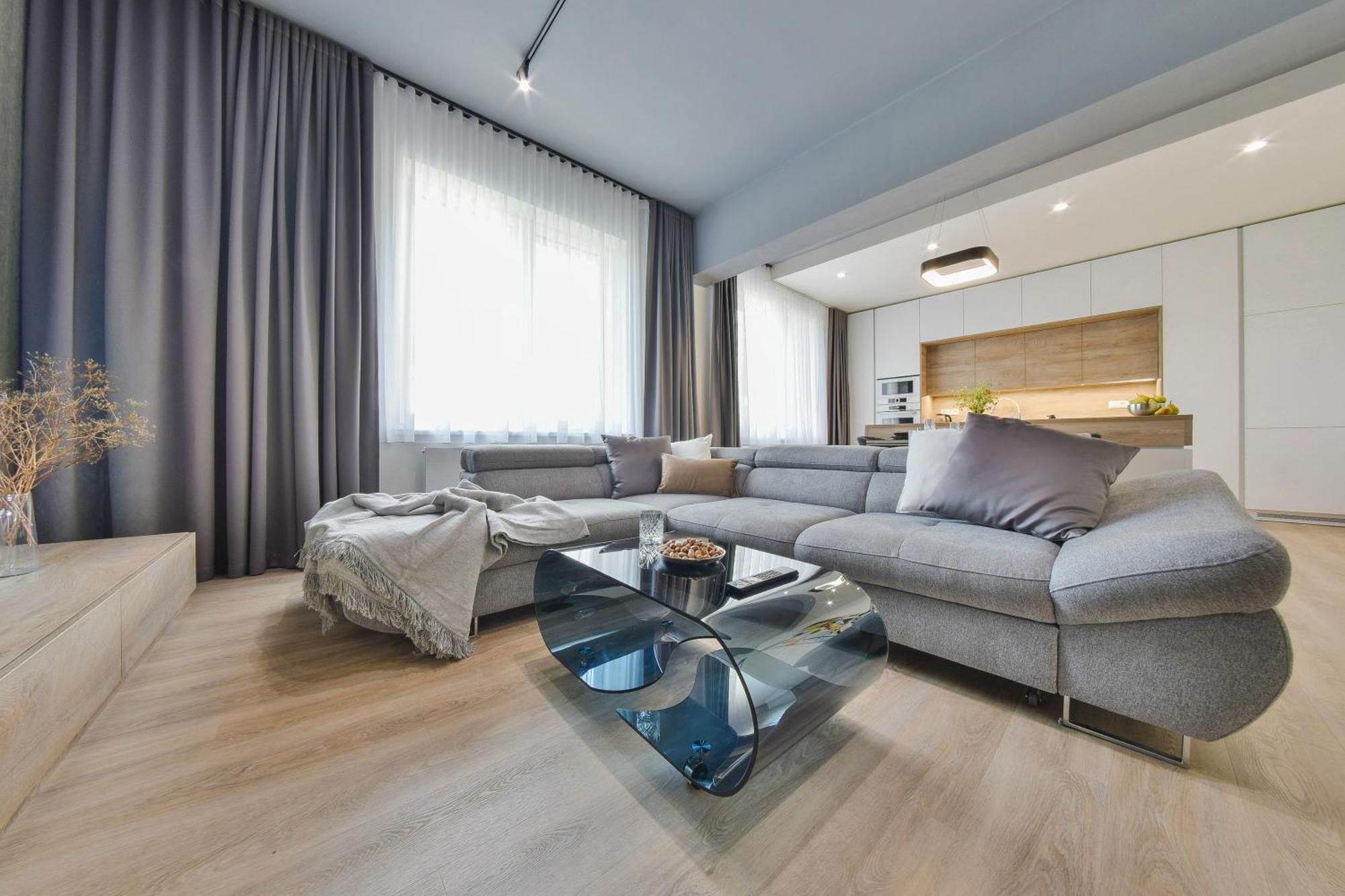 Chalupku: Luxe Central Apartment with Parking & Balcony Banska Bystrica Exterior photo