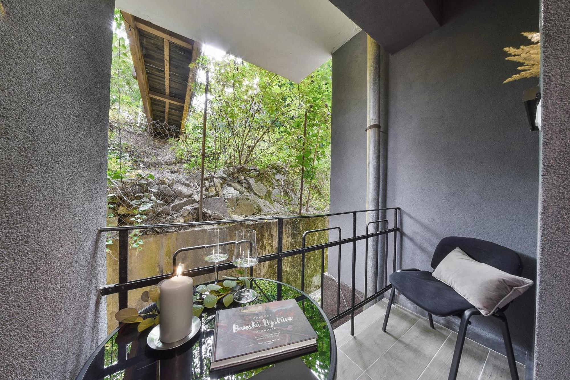 Chalupku: Luxe Central Apartment with Parking & Balcony Banska Bystrica Exterior photo