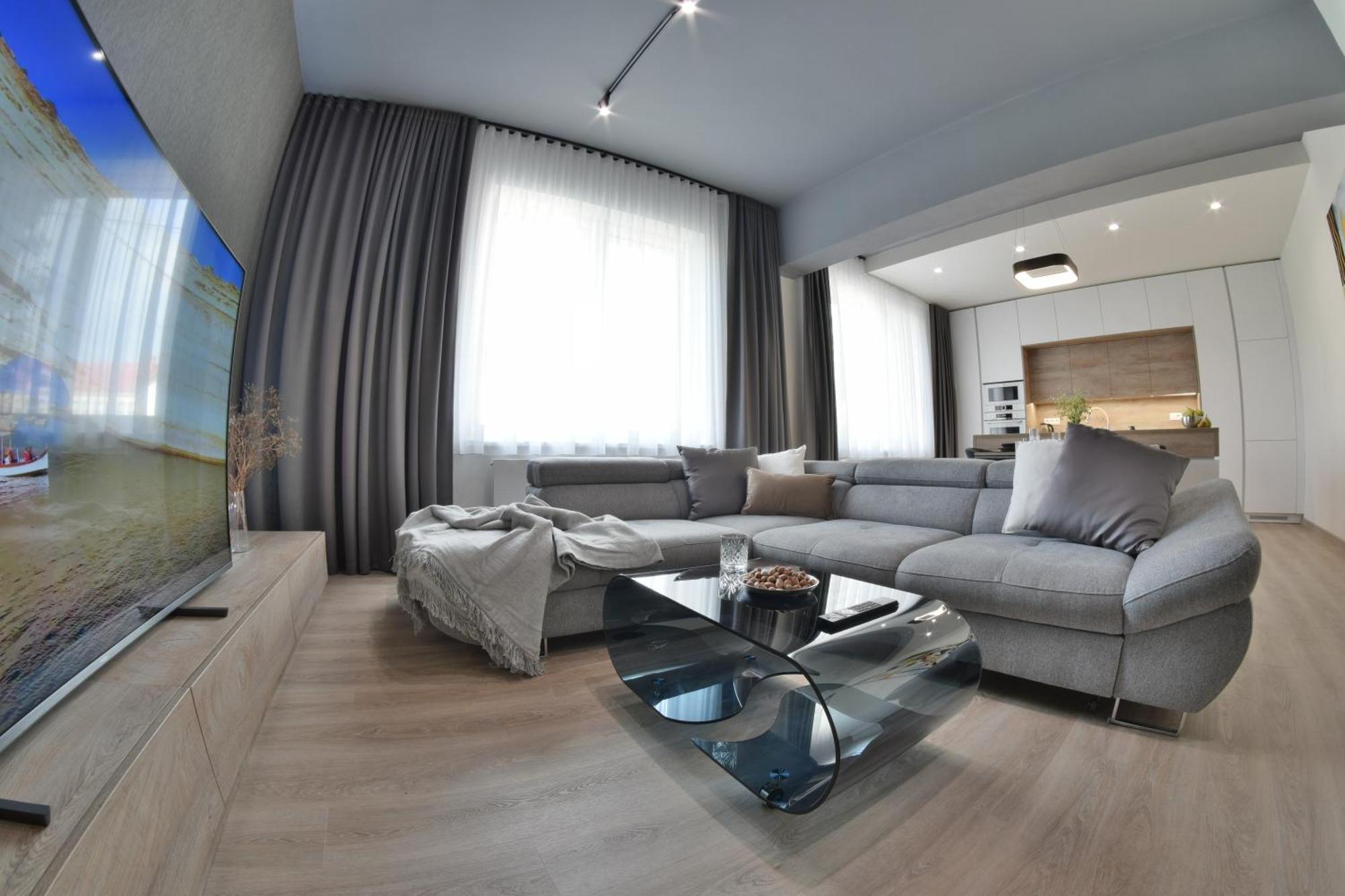 Chalupku: Luxe Central Apartment with Parking & Balcony Banska Bystrica Exterior photo
