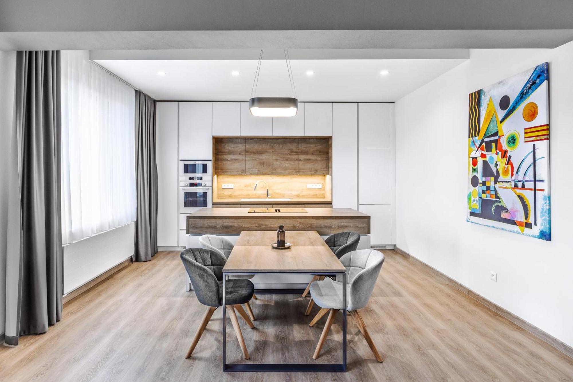 Chalupku: Luxe Central Apartment with Parking & Balcony Banska Bystrica Exterior photo