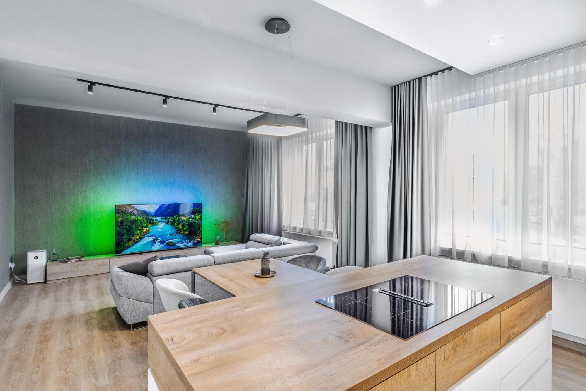 Chalupku: Luxe Central Apartment with Parking & Balcony Banska Bystrica Exterior photo